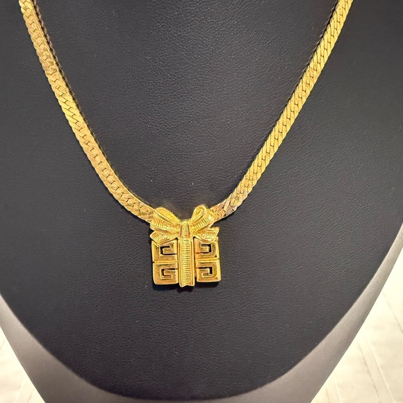 Givenchy Gold Chain Necklace with Iconic Pendant - Picture 4 of 5
